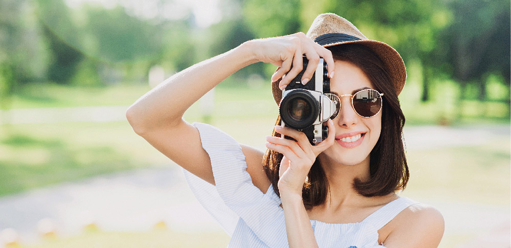 Frau macht Portraitfoto Eine Frau probiert eine Idee für ein Portraitfoto aus